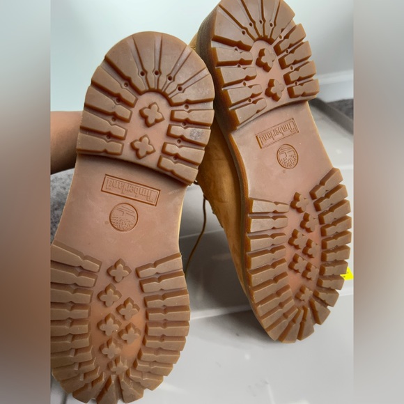 Big Kids Size 7: Timberland